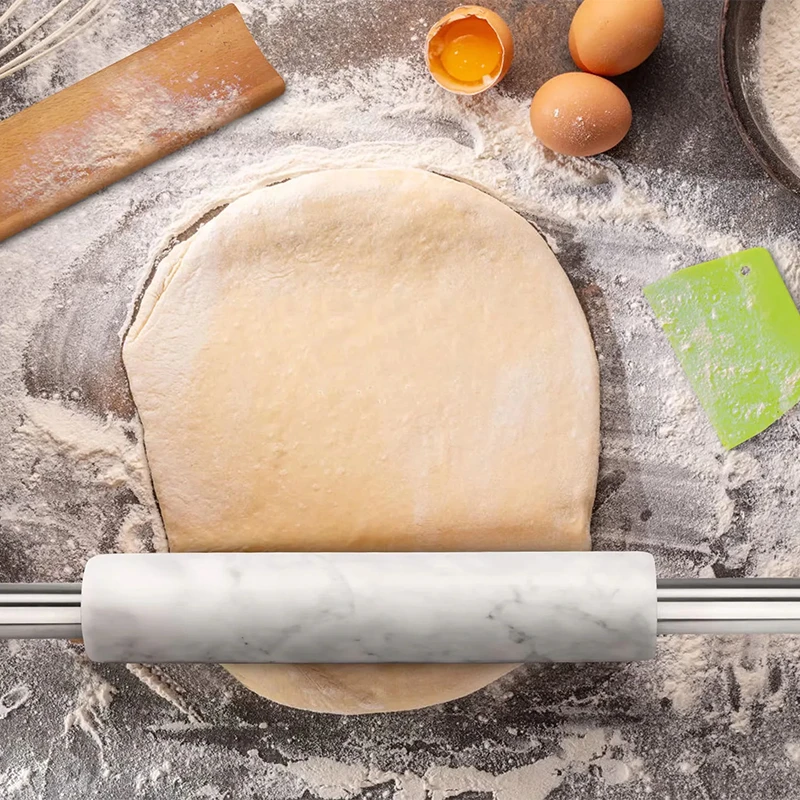 Rodillo de amasar de m&aacute;rmol blanco gris con mangos de metal dorado y base de acacia