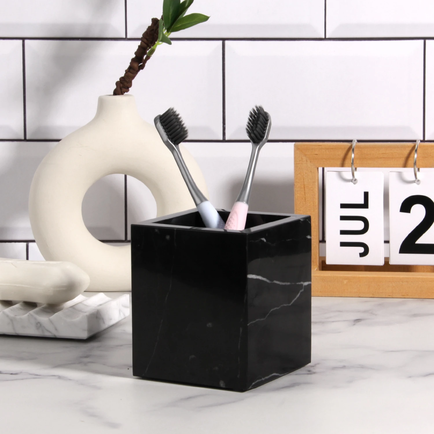 Soporte para cepillos de dientes de m&aacute;rmol travertino Marquina negro