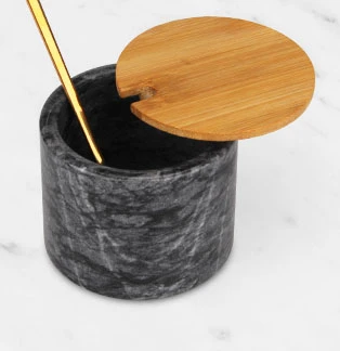 Salero de m&aacute;rmol gris oscuro con tapa de acacia y cuchara dorada de acero inoxidable