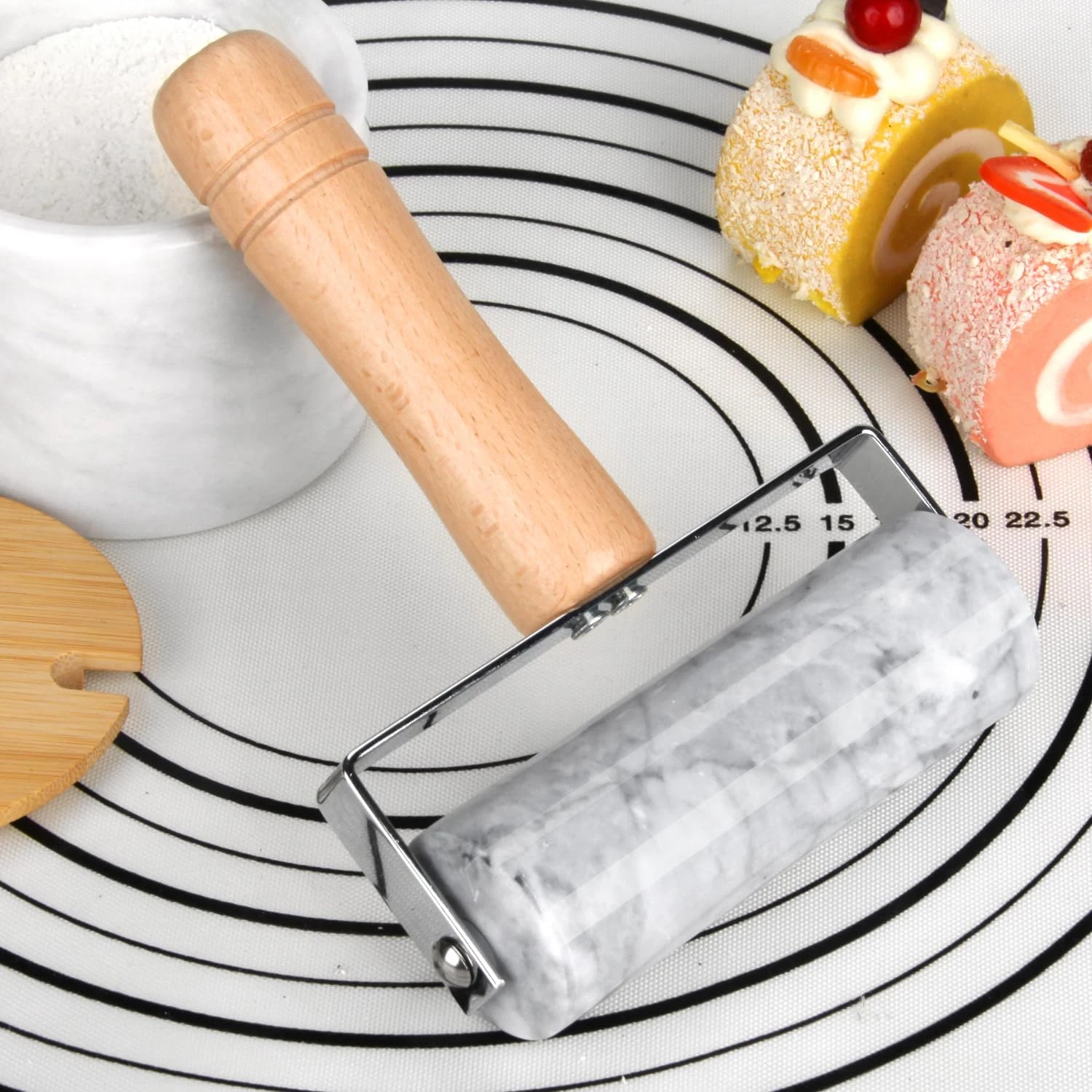 Rodillo de amasar de m&aacute;rmol blanco gris con soporte de madera