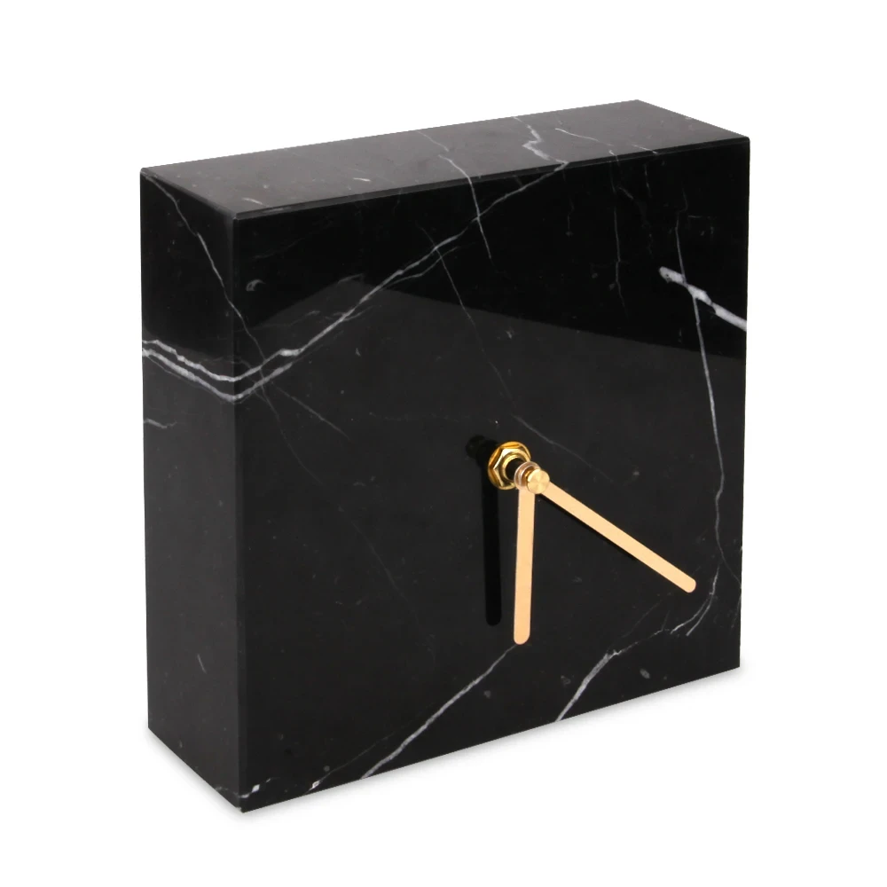 Reloj de mesa cuadrado de m&aacute;rmol negro con marcas horarias doradas sin pila